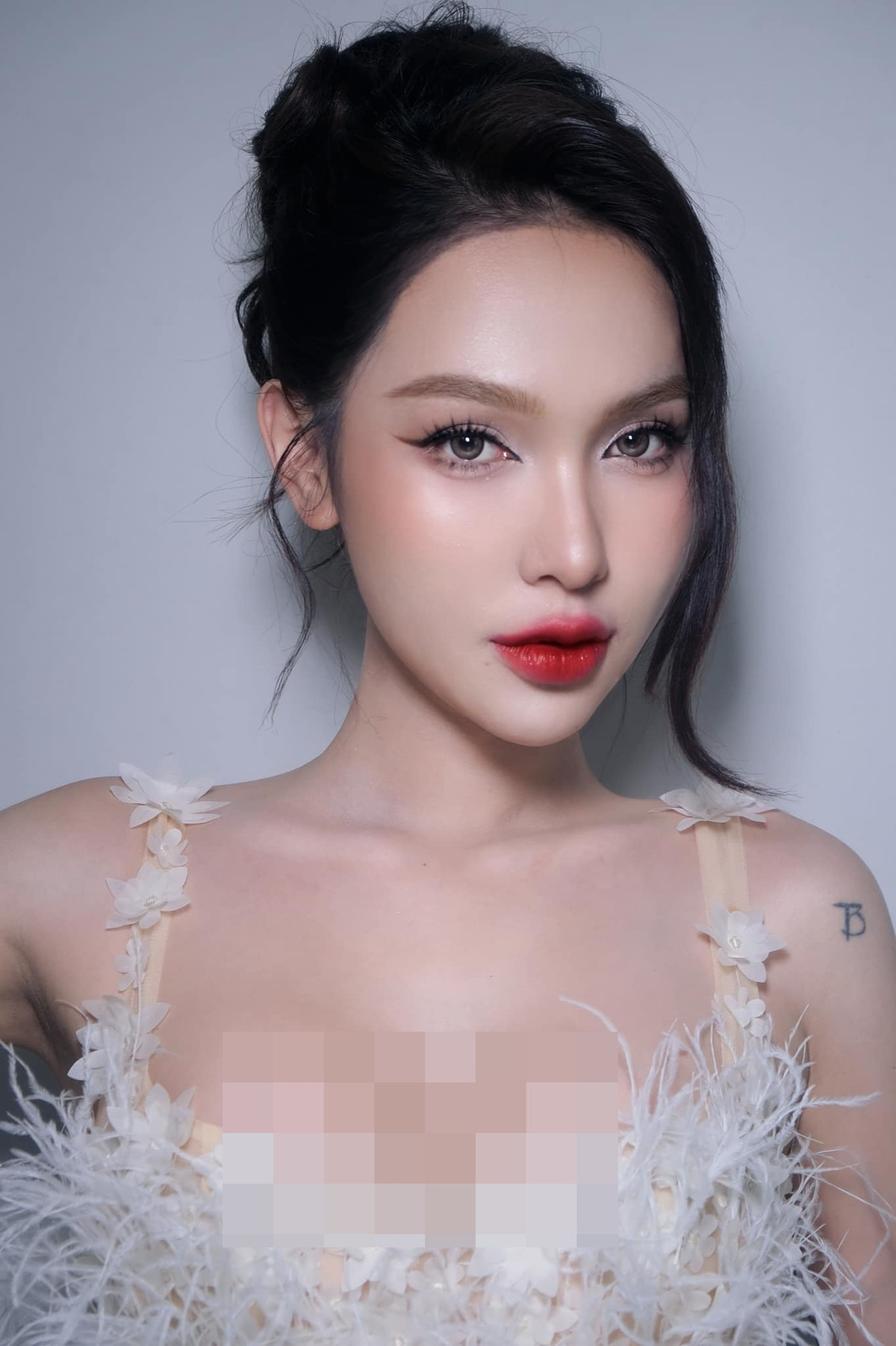 Nguời đẹp chuyển giới cho biết cô đến với chương trình để chia sẻ hết những câu chuyện mình đã giấu mẹ. Cô muốn chứng minh với mẹ rằng mình đang sống rất tốt và làm cho bố mẹ tự hào về mình.