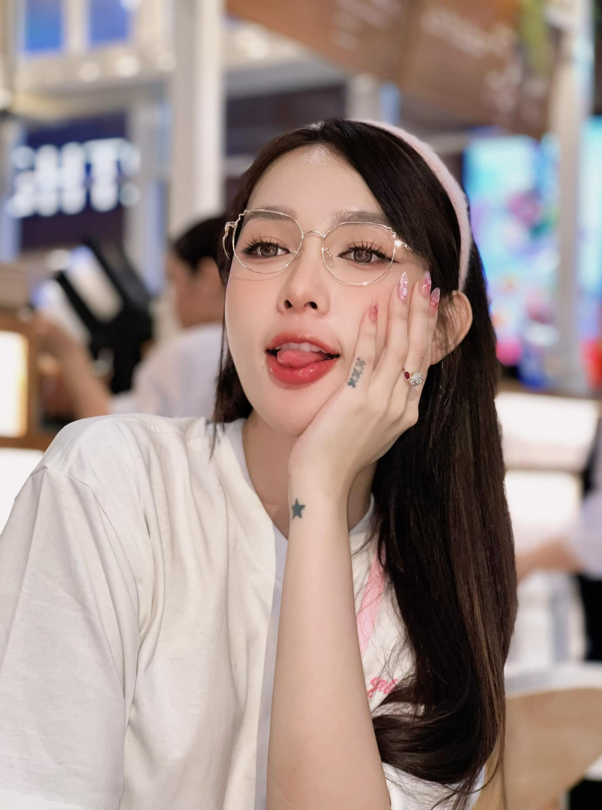 Ở ngoài đời, cô chuộng gu mặc gợi cảm với những thiết kế cắt xẻ táo bạo ít người dám diện.