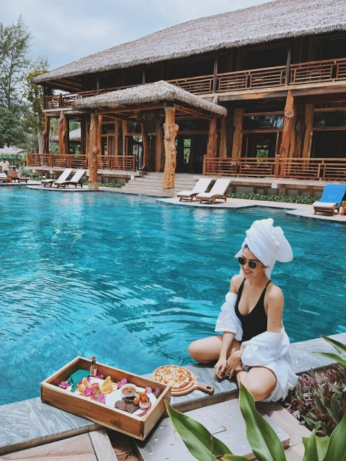 Nam Phương còn chứng minh sự tài giỏi của mình khi chỉ mất 8 năm để đổi màu áo xanh lên vàng, tức từ tiếp viên hàng không lên thành tiếp viên trưởng của hãng hàng không quốc gia.