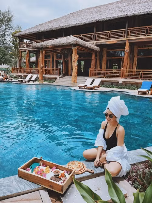 Nam Phương còn chứng minh sự tài giỏi của mình khi chỉ mất 8 năm để đổi màu áo xanh lên vàng, tức từ tiếp viên hàng không lên thành tiếp viên trưởng của hãng hàng không quốc gia.