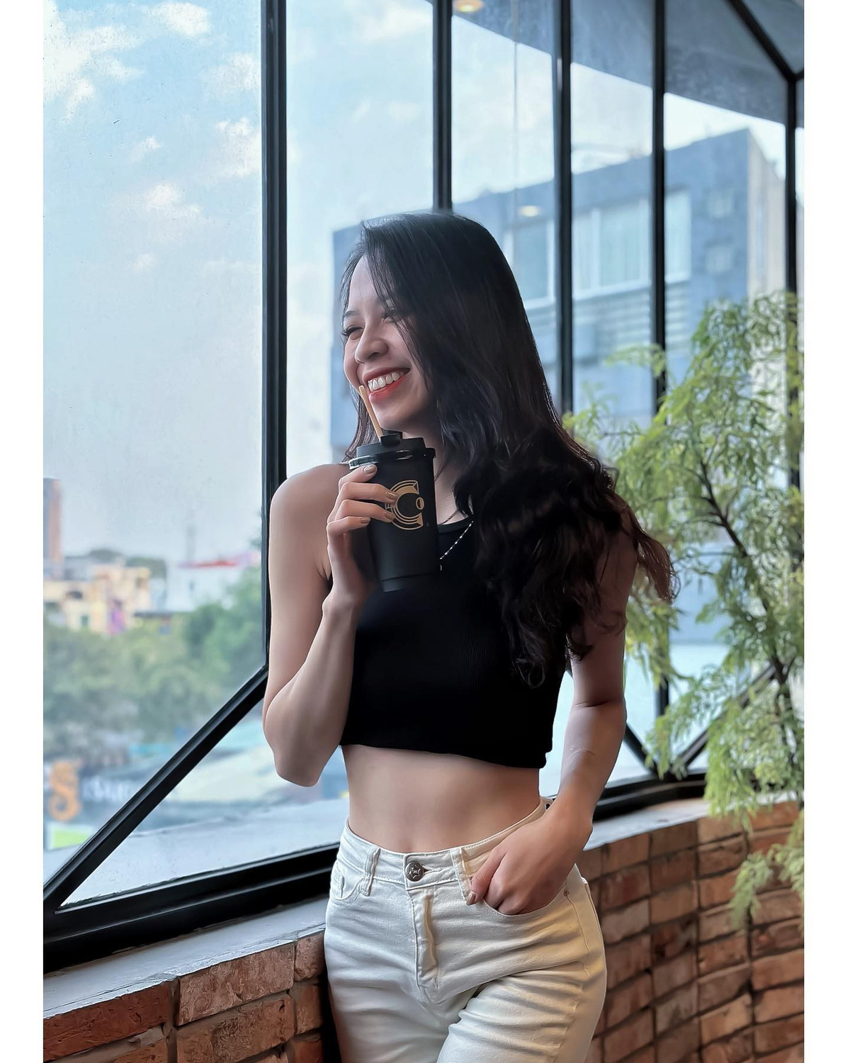 Bên cạnh công việc tiếp viên hàng không, Khánh Linh cũng đang phát triển bản thân ở một số lĩnh vực khác như kinh doanh, chụp look book,..