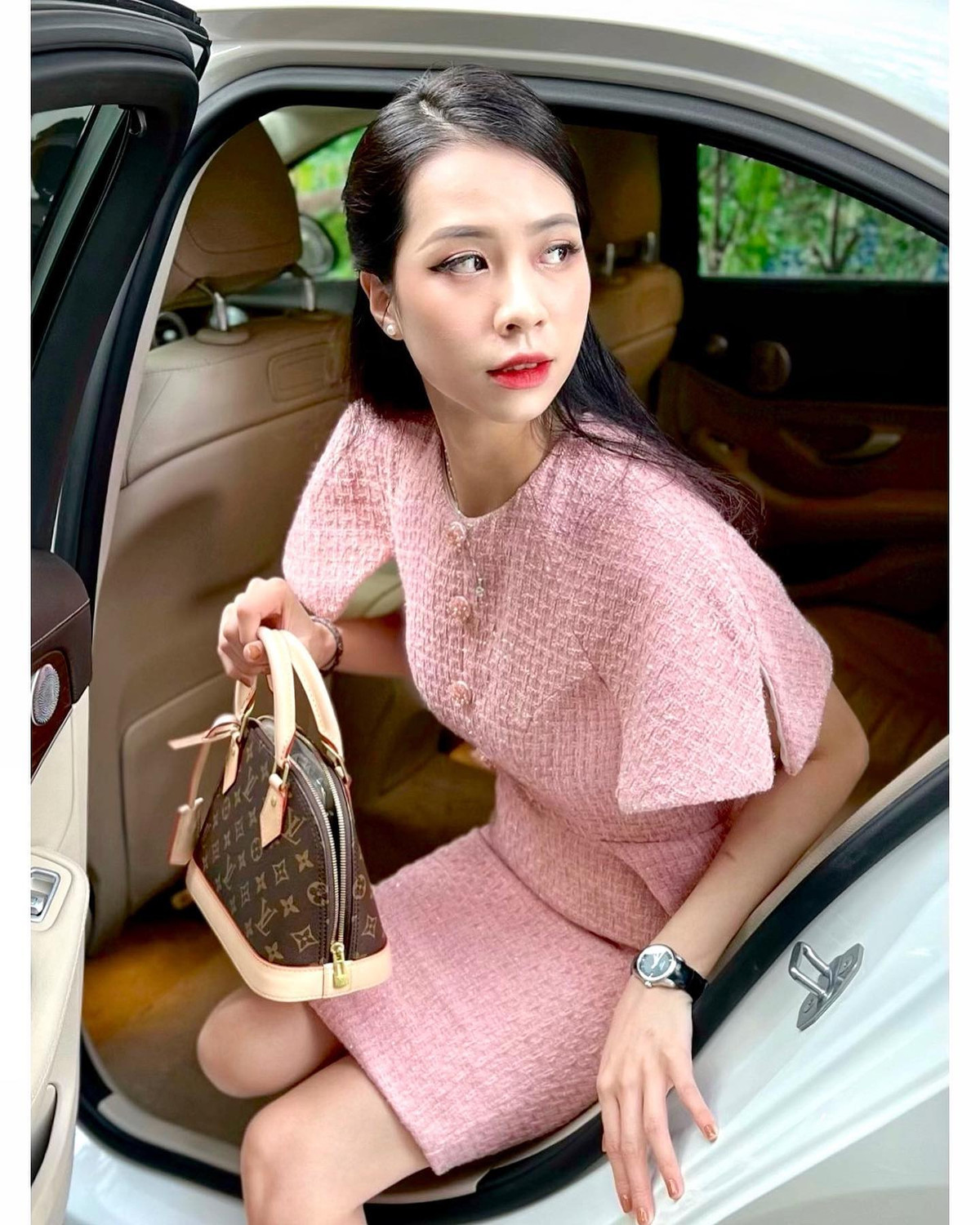 Sắc vóc là yếu tố quan trọng giúp các tiếp viên hàng không thêm tự tin, xinh đẹp hơn. Vì thế, việc tập luyện giữ dáng hay chăm sóc da luôn là điều quan trọng với nhiều tiếp viên hàng không.