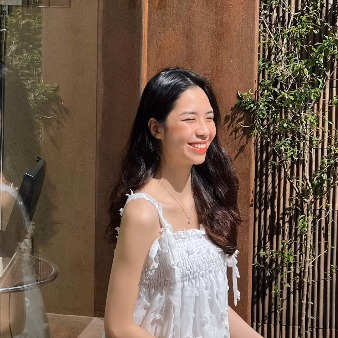 Những trang phục gợi cảm, cắt xẻ táo bạo cũng được Khánh Linh ưu ái sau khi rời đồng phục bay. Ảnh: FBNV