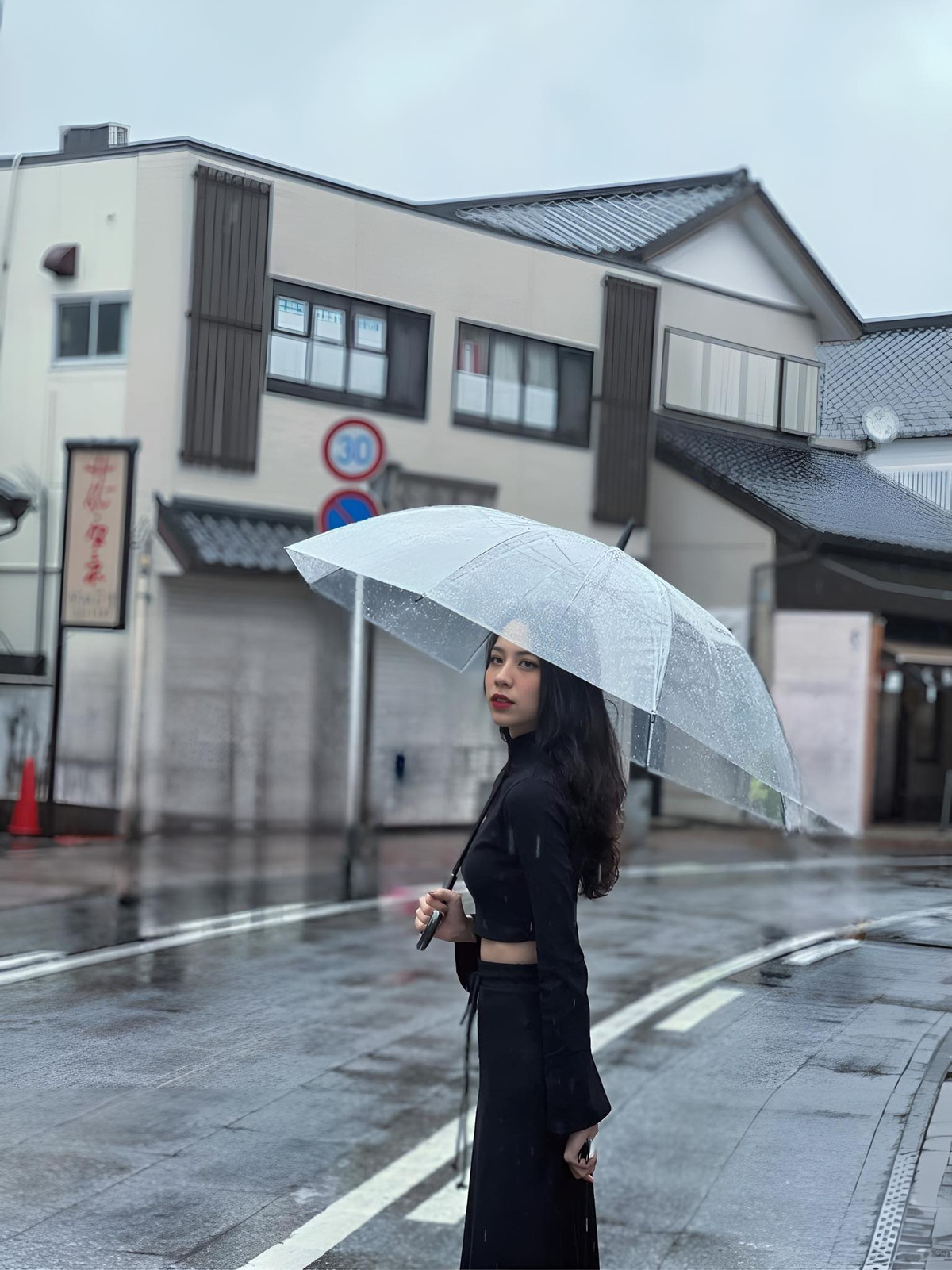 Khánh Linh thường diện trang phục bó sát để làm tôn lên ba vòng hoàn hảo của bản thân.