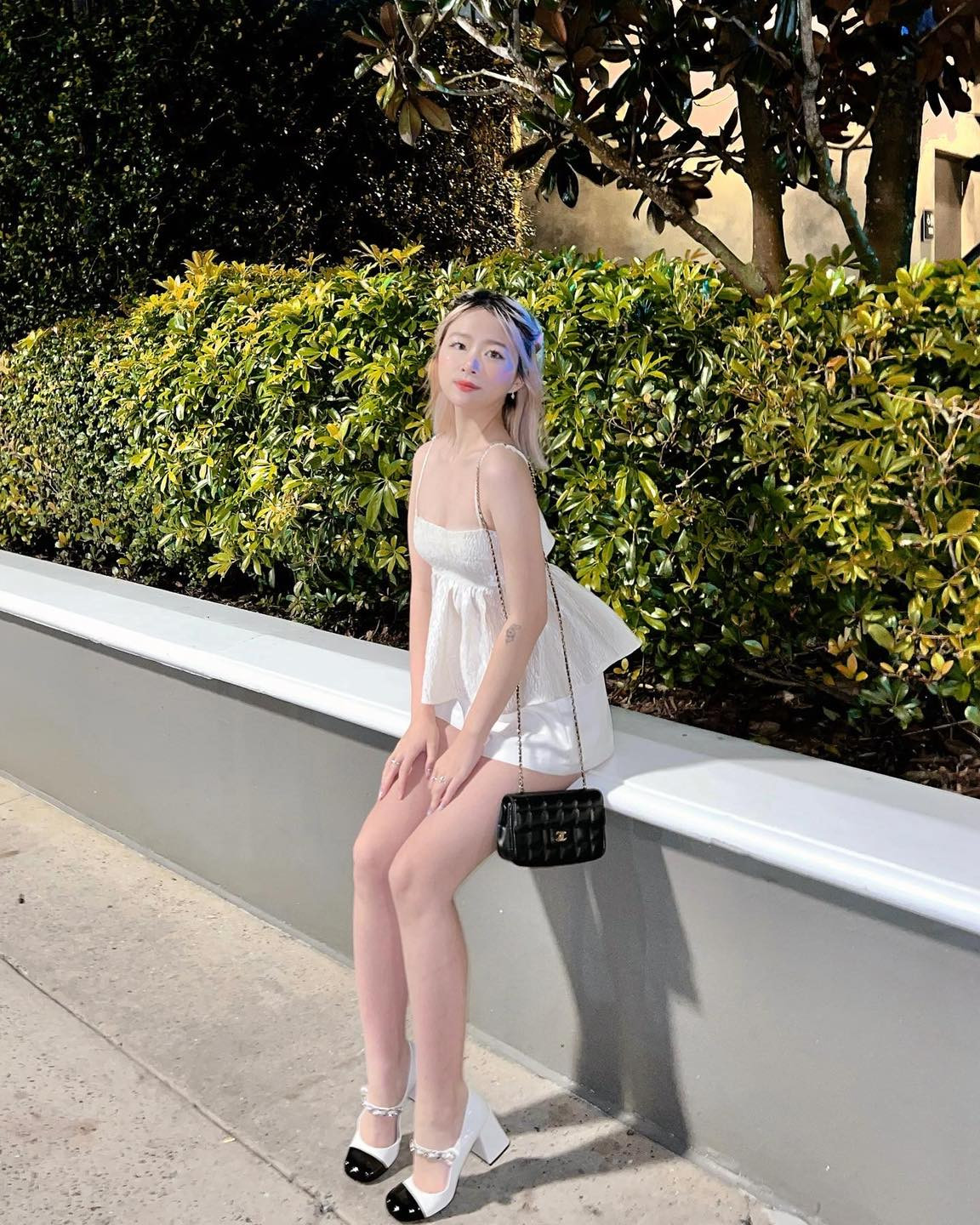 Chao từng được biết đến nhờ cuộc sống nhung lụa: Có tài xế đưa đón đi học bằng xe Porsche, đi gội đầu 220.000 đồng/lần, mua kính cận 20-30 triệu đồng, nghỉ dưỡng ở khu villa có giá 22 triệu đồng/đêm, đeo túi Louis Vuitton 50 triệu đồng...