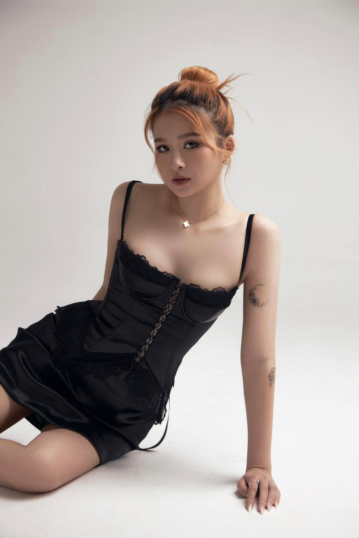 Sau khi đi du học, nữ sinh ngày càng táo bạo trong phong cách ăn mặc.