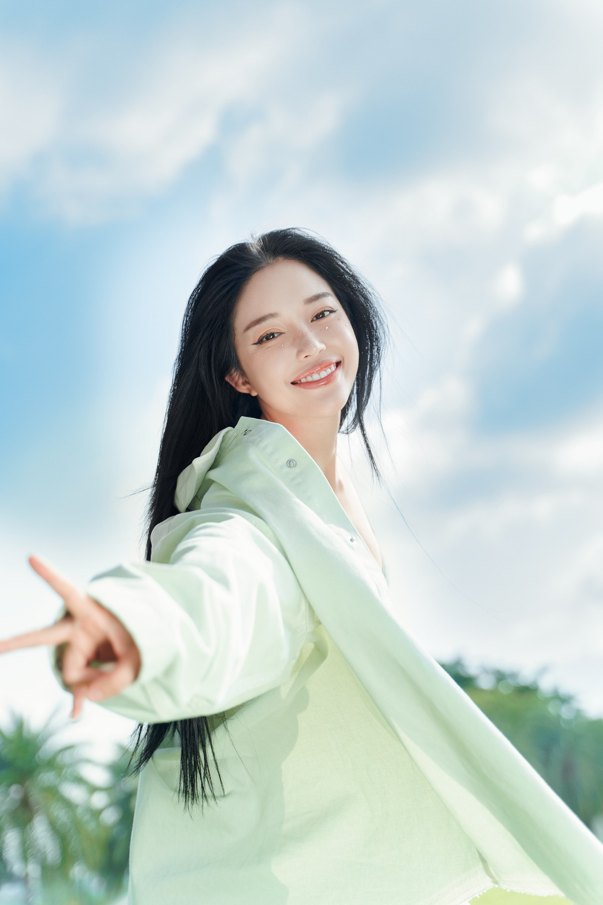 Khác hẳn phong cách cá tính có chút gợi cảm trước nay, bộ ảnh như hóa nàng thơ của nàng hot girl như làn gió mới, tạo cảm giác mới mẻ đến người hâm mộ.