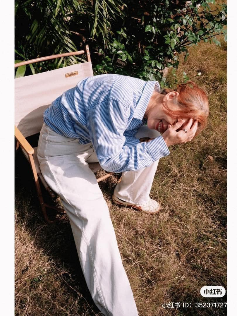 Mái tóc của bà đã điểm bạc gần như cả mái đầu thế nhưng phong cách thì vẫn luôn trẻ trung chẳng thua các cháu Gen Z bây giờ.