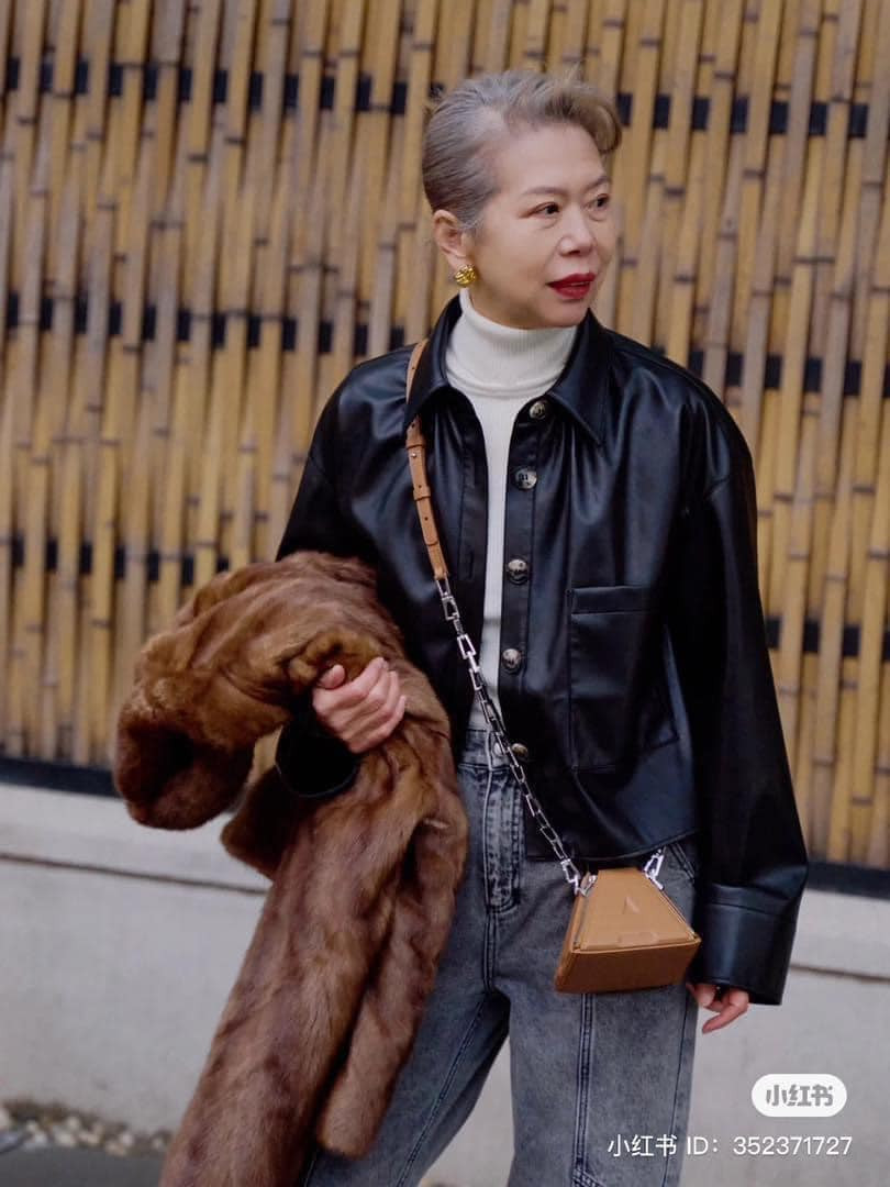 Gọi bà là "cô gái" không sai bởi phong cách của bà chẳng khác những mỹ nhân tuổi đôi mươi.