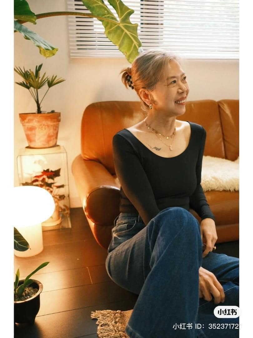 Dù bước sang tuổi U70 và là mẹ của một thiếu nữ nhưng bà vẫn luôn duy trì ngoại hình trẻ trung nhờ những trang phục thời thượng, trông như những fashionista.