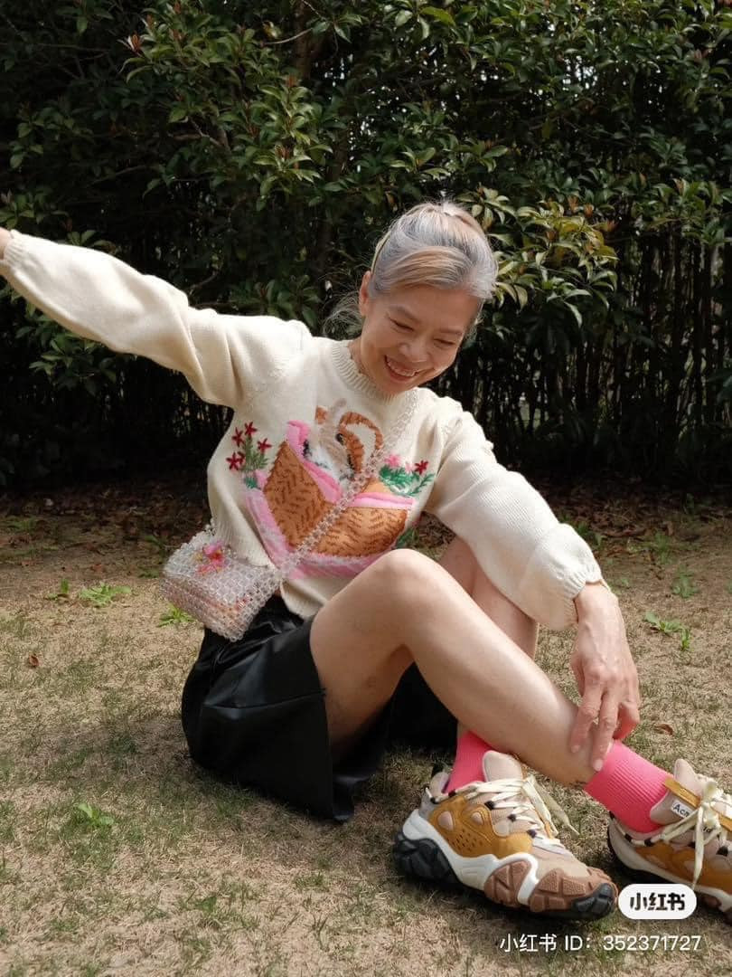 Trên một diễn đàn làm đẹp, thậm chí cụ bà khí chất này còn được gọi là "cô gái".