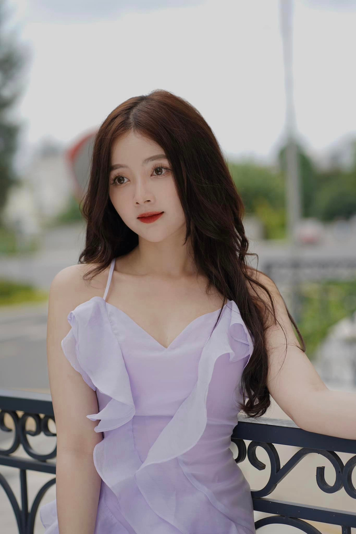 8 năm sau ngày nổi tiếng, nhan sắc của hot girl Lan Hương đã có nhiều thay đổi, cô nàng xinh đẹp và đằm thắm hơn xưa rất nhiều, phong cách ăn mặc cũng thoáng hơn.