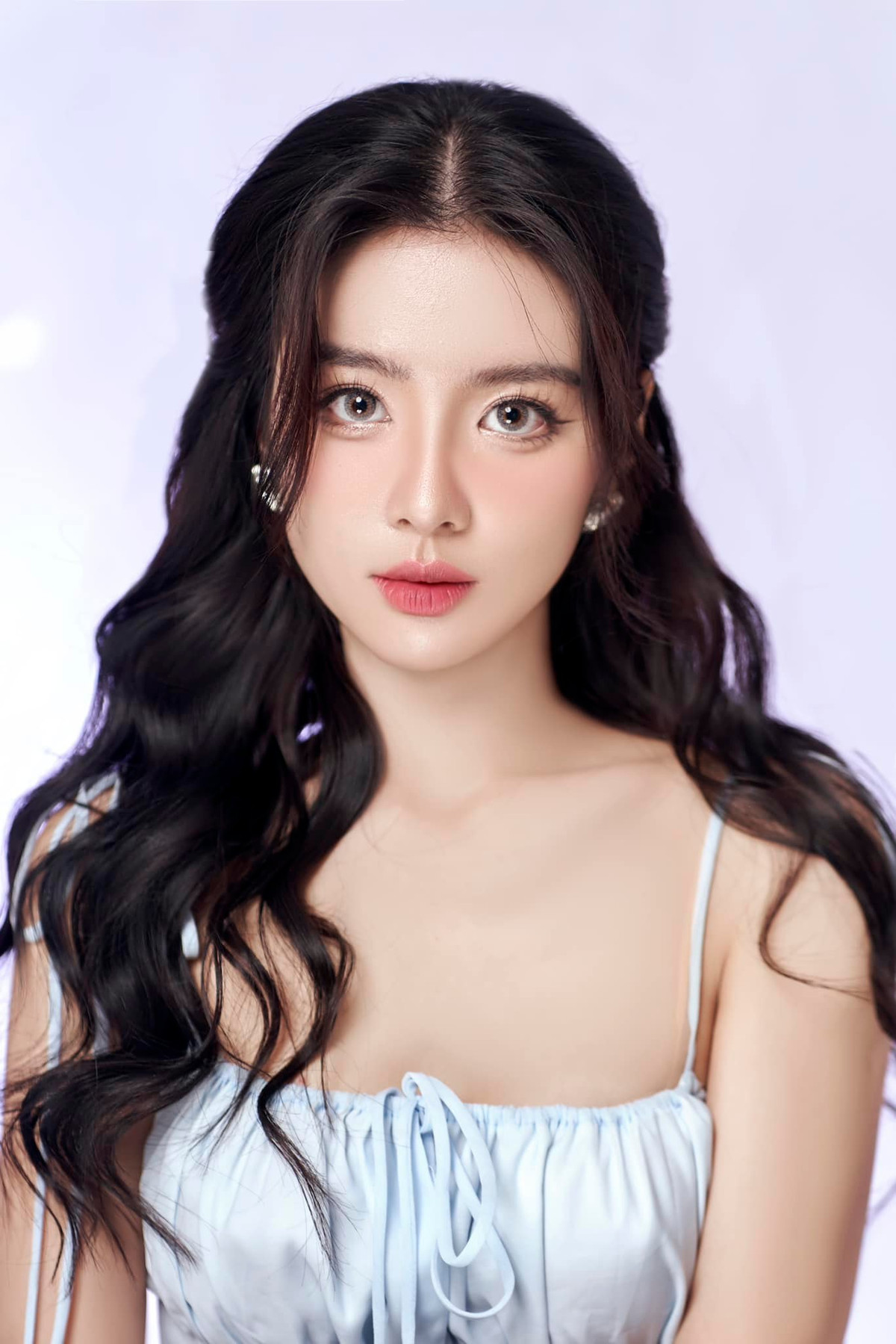 Hiện tại, bên cạnh việc học gái xinh Hằng Phan tham gia làm mẫu ảnh cho nhiều shop thời trang.