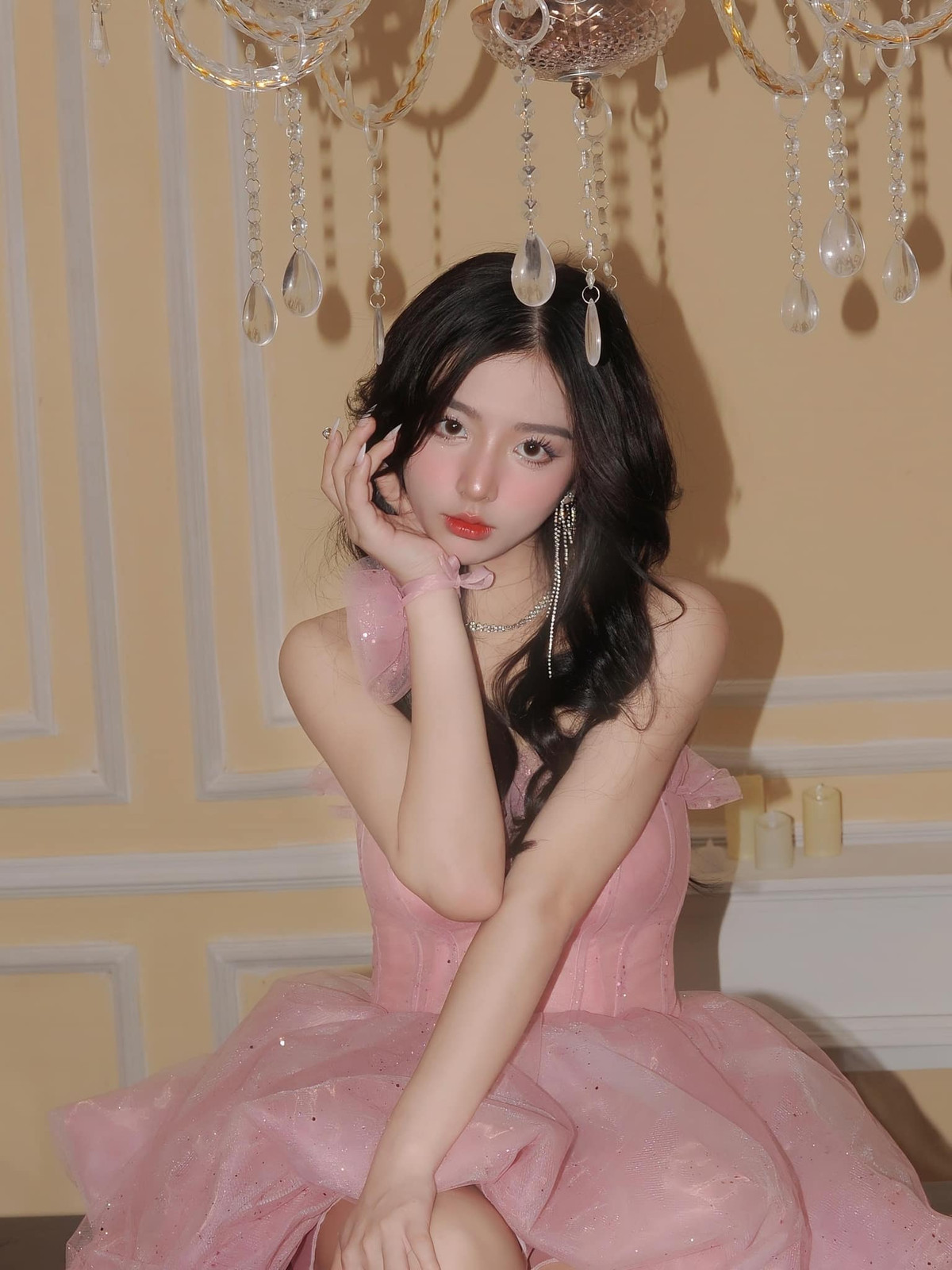 Không chỉ gây ấn tượng bởi ngoại hình xinh đẹp, thành tích học tập của Hằng Phạm cũng ấn tượng không kém.