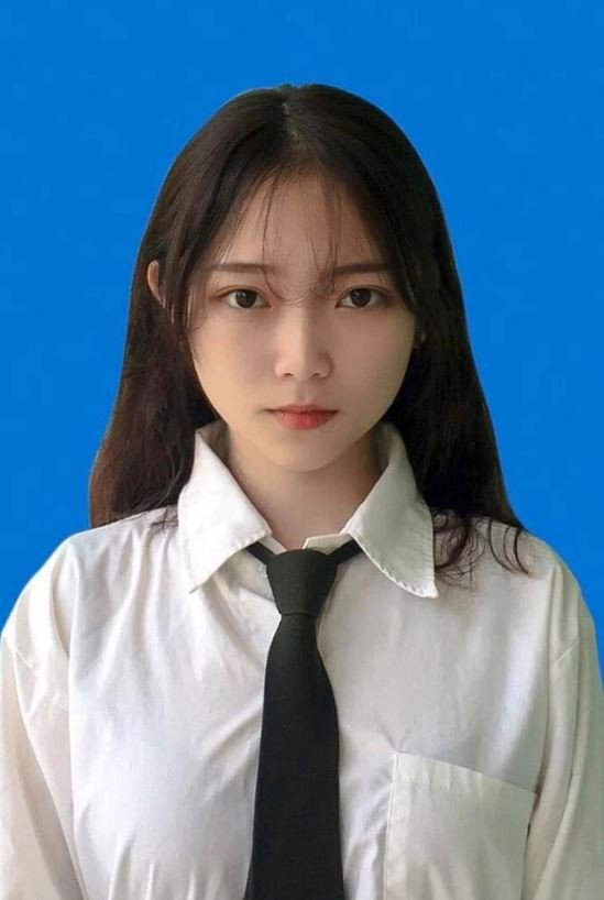 "Hot girl ảnh thẻ" có sự thay đổi rõ rệt nhất phải kể đến Hoàng Nguyễn Linh Chi, nữ sinh 2002 bỗng trở thành "hiện tương mạng" lúc bấy giờ nhờ gương mặt xinh đẹp cùng thần thái "ngầu" khi chụp ảnh thẻ.