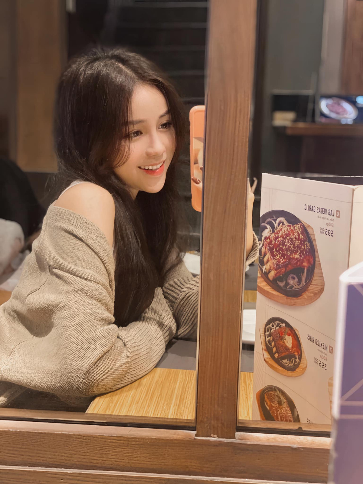 Trân Châu thời điểm đó là học sinh của trường THPT Quảng Oai (Ba Vì, Hà Nội). Nàng hot girl được yêu mến nhờ sở hữu vẻ đẹp khả ái, gương mặt xinh xắn.