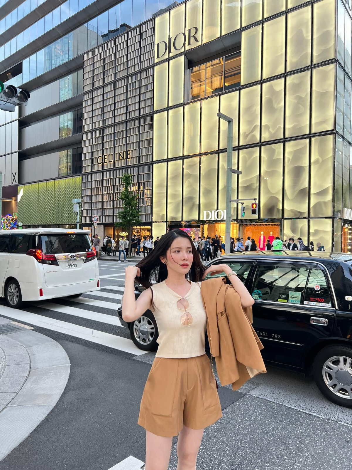 Những item xu hướng của giới trẻ được người đẹp Cần Thơ ứng dụng hài hoà, khéo léo.