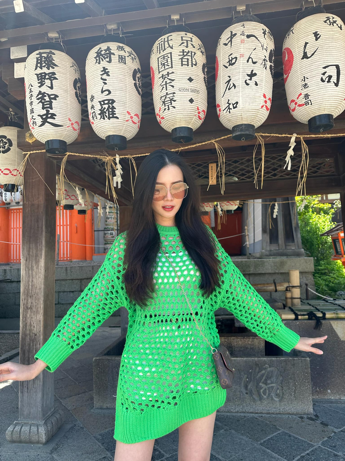 Cô nhận được lời khen về dung mạo xinh đẹp, trẻ trung.