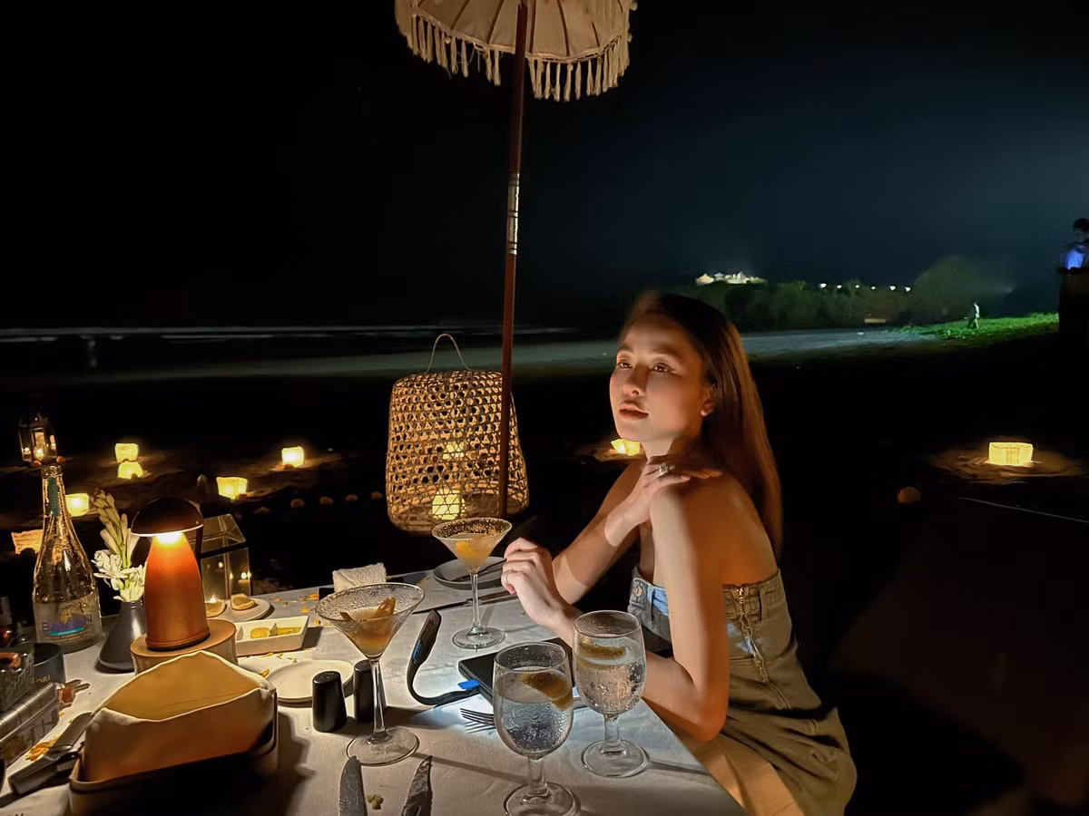 Cô thường xuyên chia sẻ những khoảnh khắc vui vẻ, hạnh phúc bên cạnh những người thân thiết, đang đồng hành trong cuộc sống với mình.