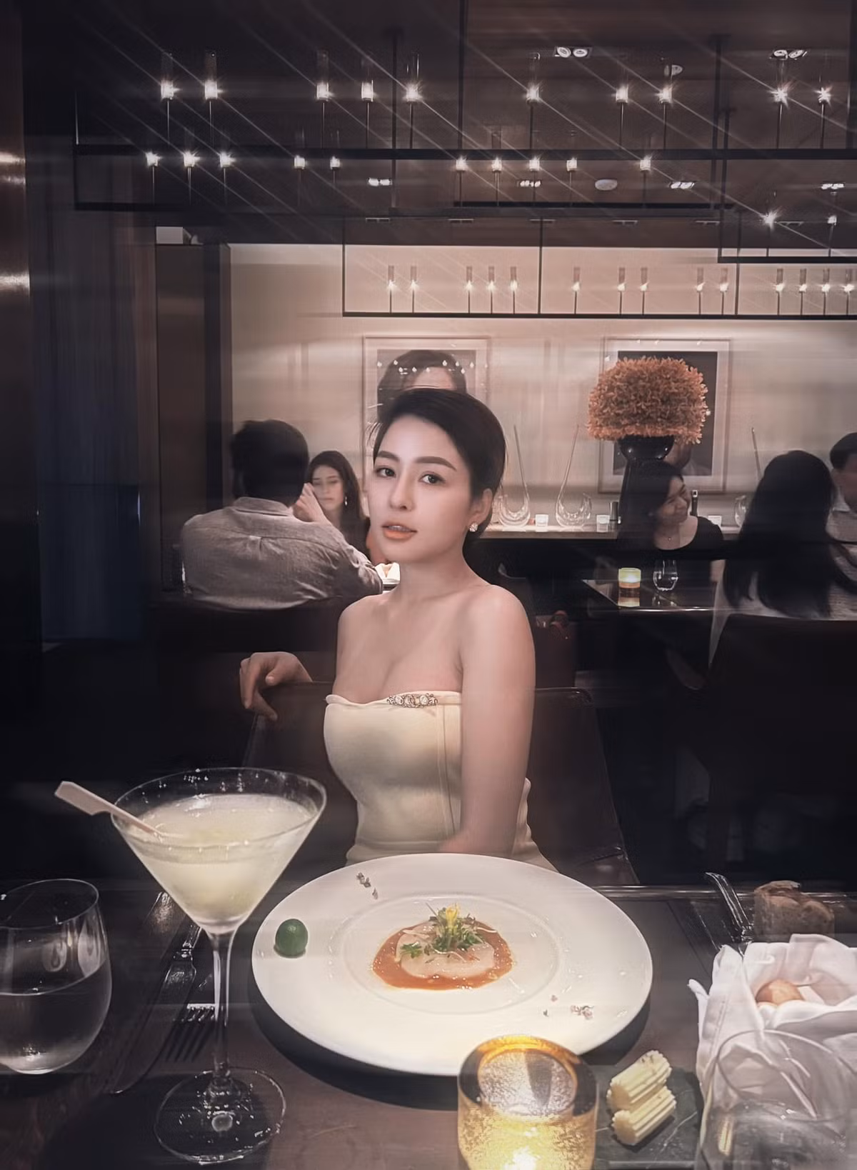 Nàng hot girl còn chia sẻ những hình ảnh sành điệu khi đến nơi làm việc, đi ăn uống sang chảnh, đi du lịch,...