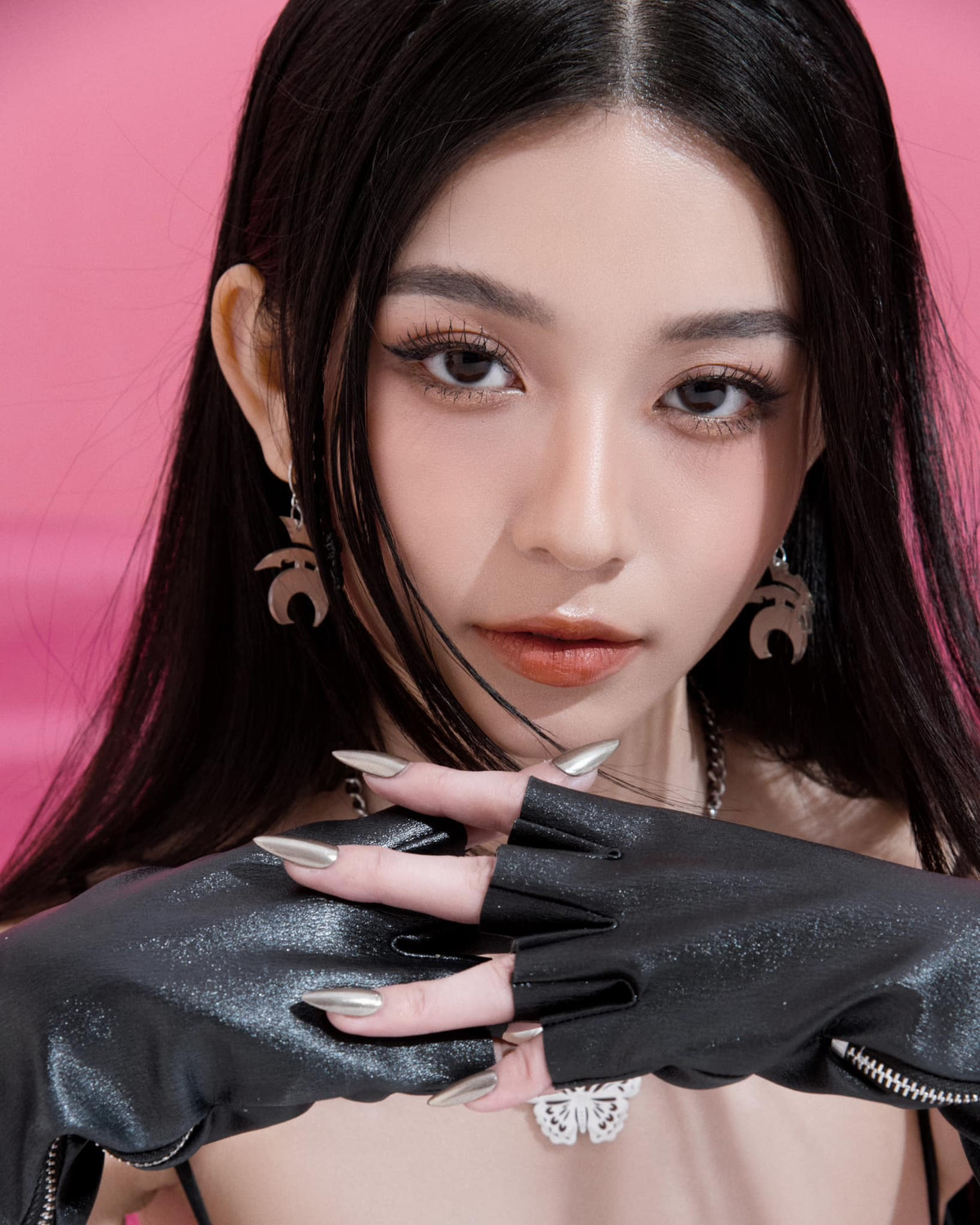 Xinh đẹp, thần thái siêu đỉnh tuy nhiên điều khiến nhiều chàng trai tiếc nuối là việc gái xinh từng công khai hẹn hò người đồng giới.