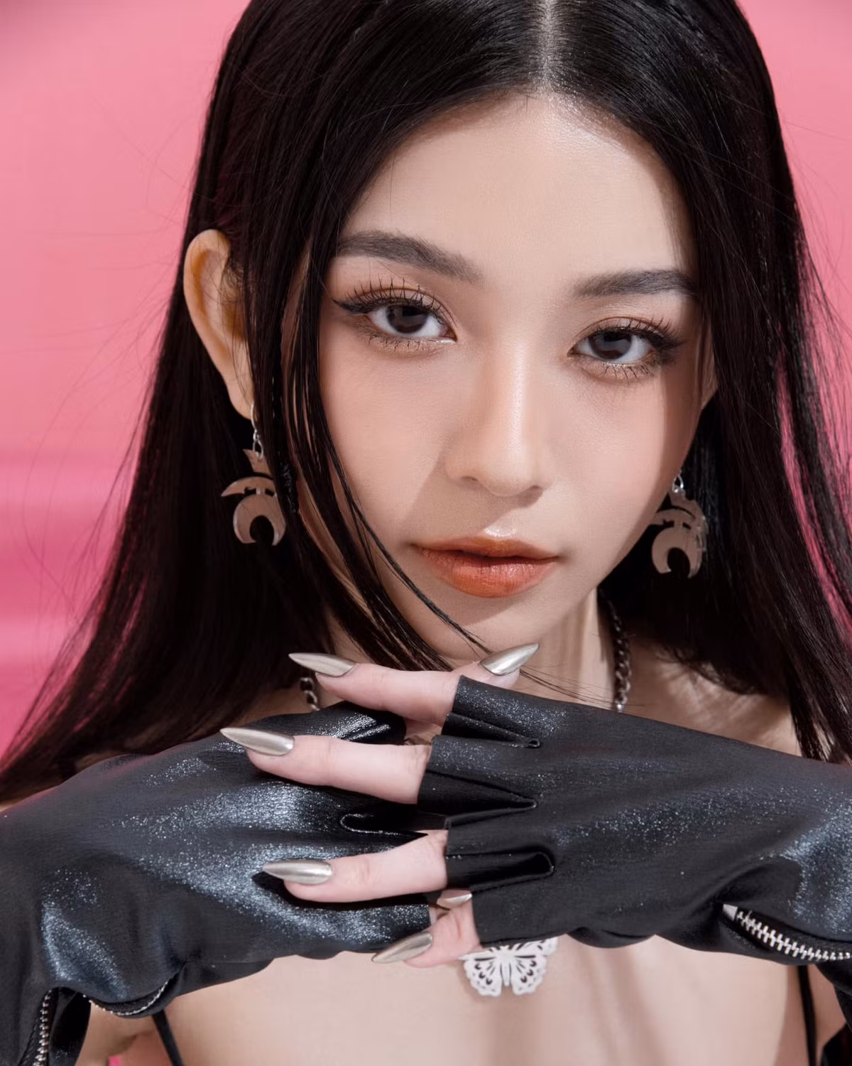 Xinh đẹp, thần thái siêu đỉnh tuy nhiên điều khiến nhiều chàng trai tiếc nuối là việc gái xinh từng công khai hẹn hò người đồng giới.