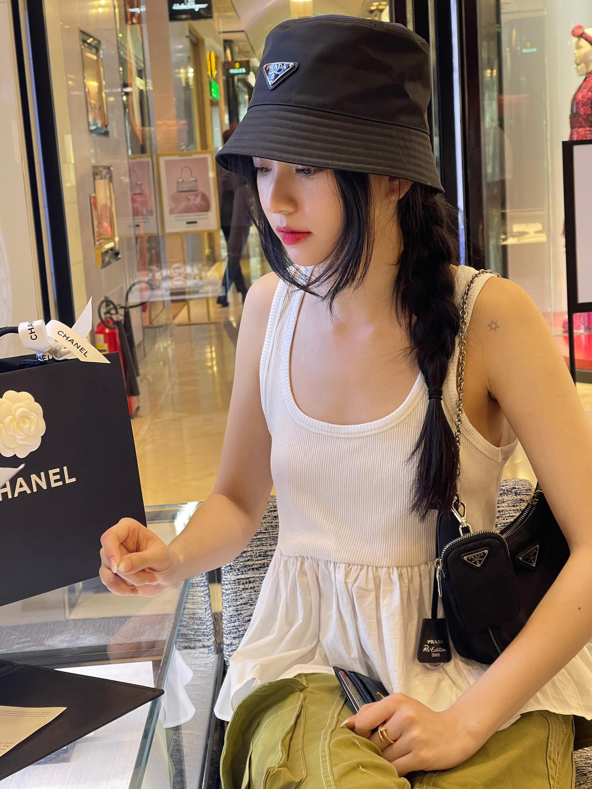 Góc nghiêng ấn tượng thu hút ánh nhìn của hot girl Bâu.