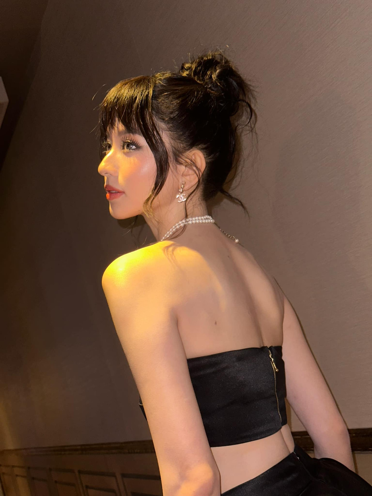 Bâu Krysie sở hữu gương mặt xinh đẹp, đường nét thanh thoát cùng làn da trắng mịn.