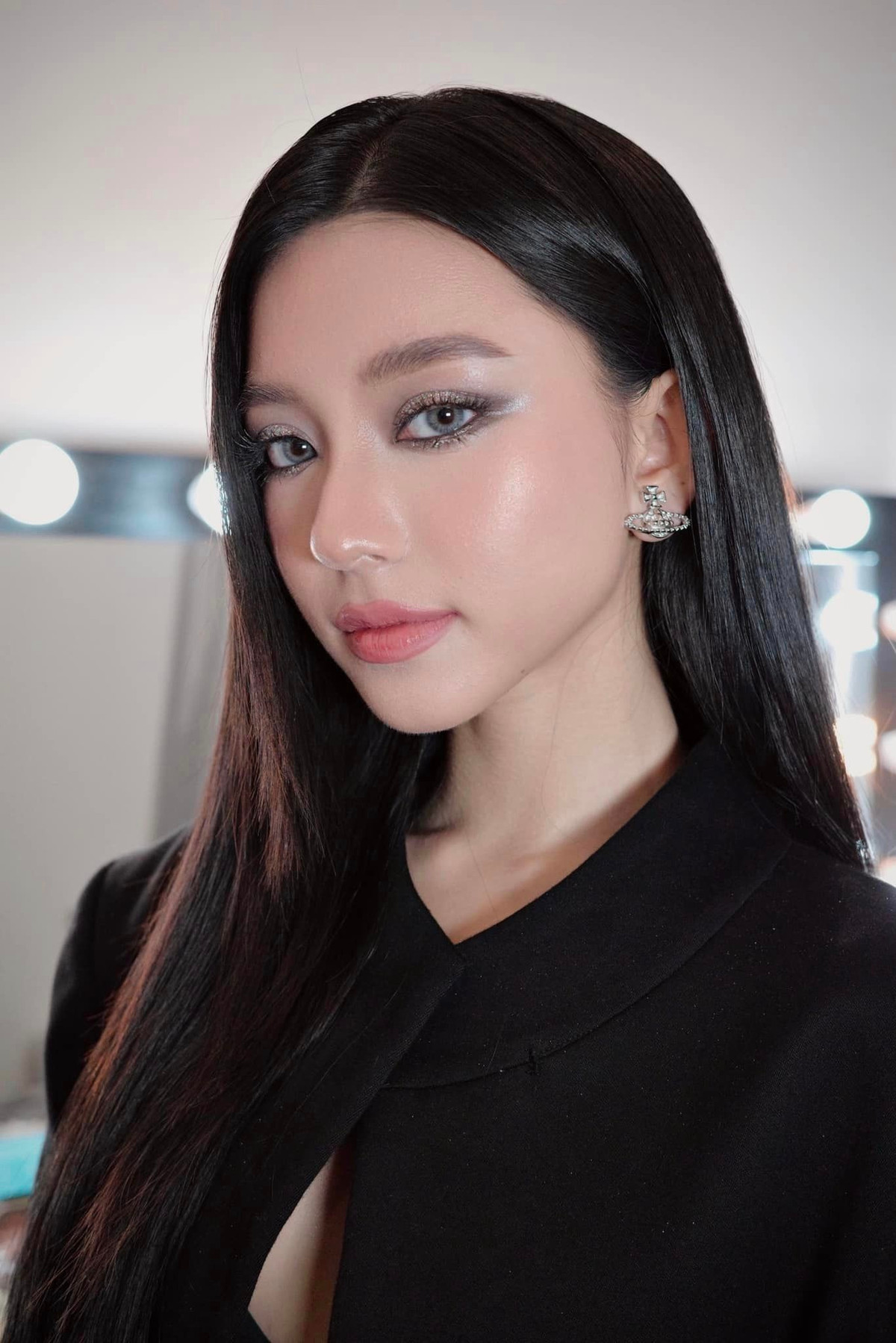 Cô còn từng tham gia đóng MV của nam ca sĩ Jack. MV sau đó nhanh chóng được đẩy lên top 1 trending ở Việt Nam. Bởi vậy, Bâu còn có biệt danh "hot girl top 1 trending".