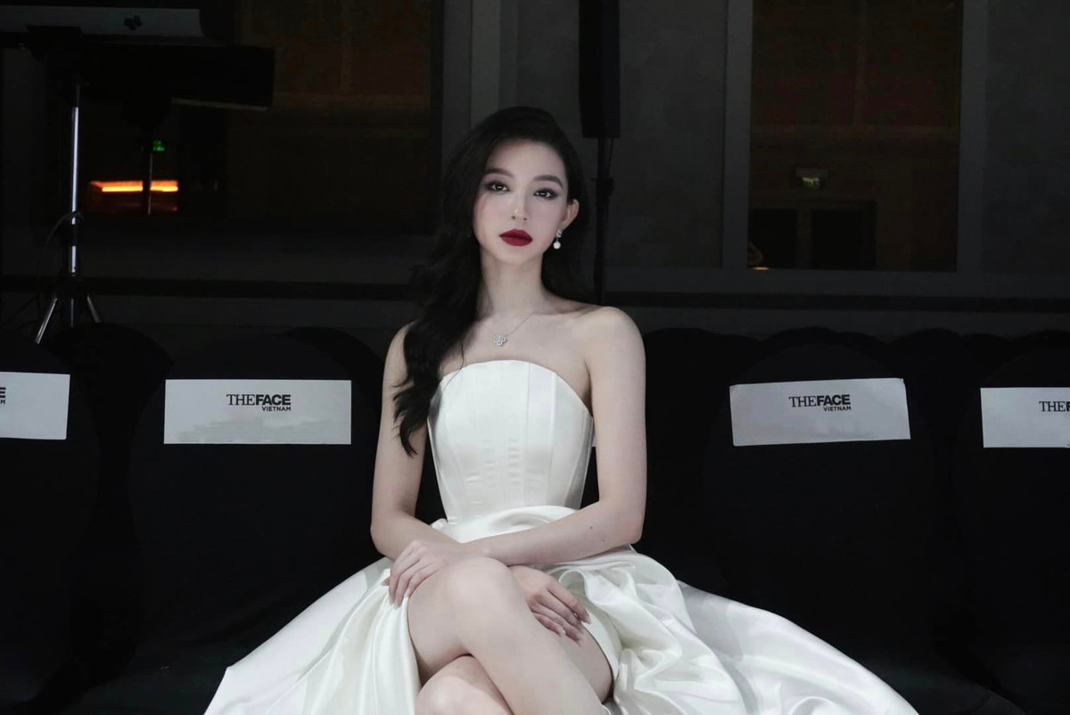 Với chiều cao 1,70m cùng đôi chân thon dài, luôn tự tin trải nghiệm đa dạng phong cách tại các sự kiện.