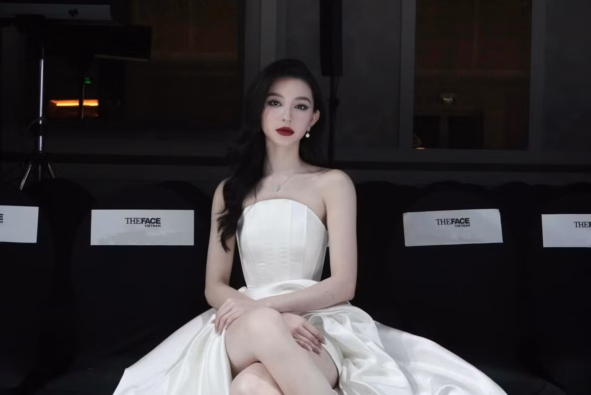 Với chiều cao 1,70m cùng đôi chân thon dài, luôn tự tin trải nghiệm đa dạng phong cách tại các sự kiện.