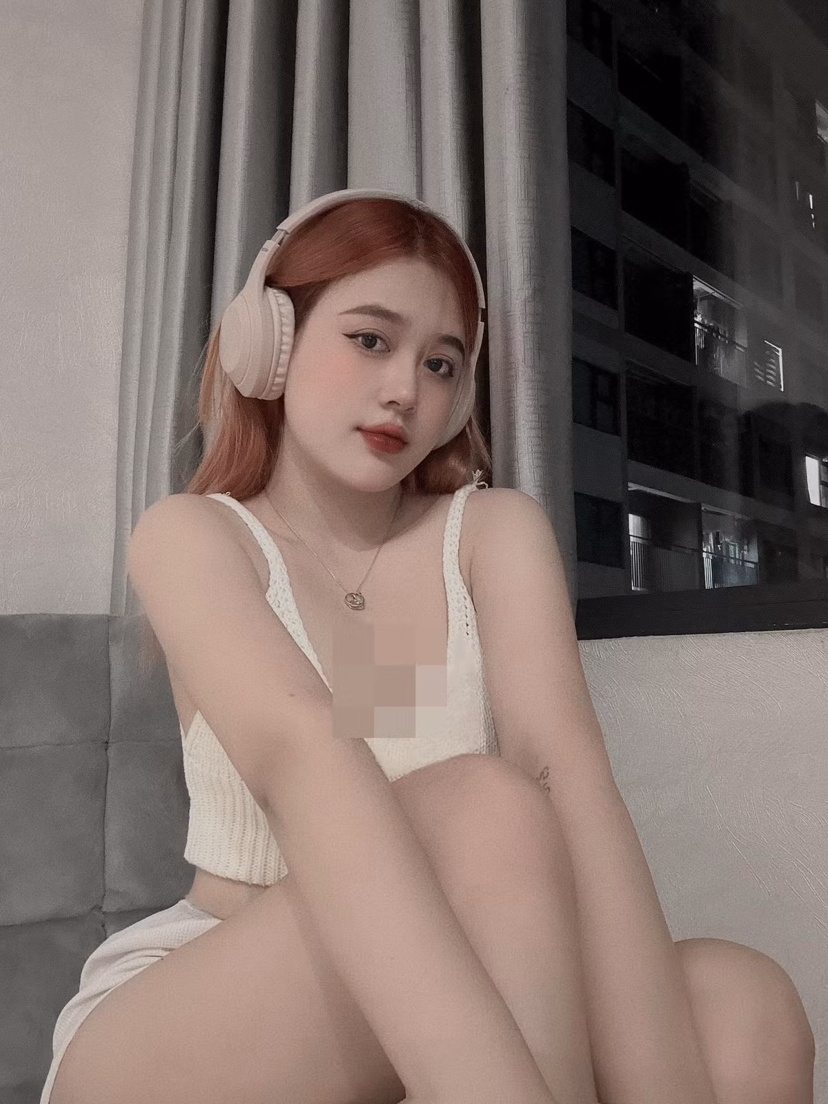 Diễm Quỳnh thu hút mọi ánh nhìn bởi làn da trắng bóc cùng 3 vòng cực nóng bỏng. Đáng chú ý, trong bức ảnh, vợ Vũ Tiến Long cũng tự tin “pose” dáng với con gái.