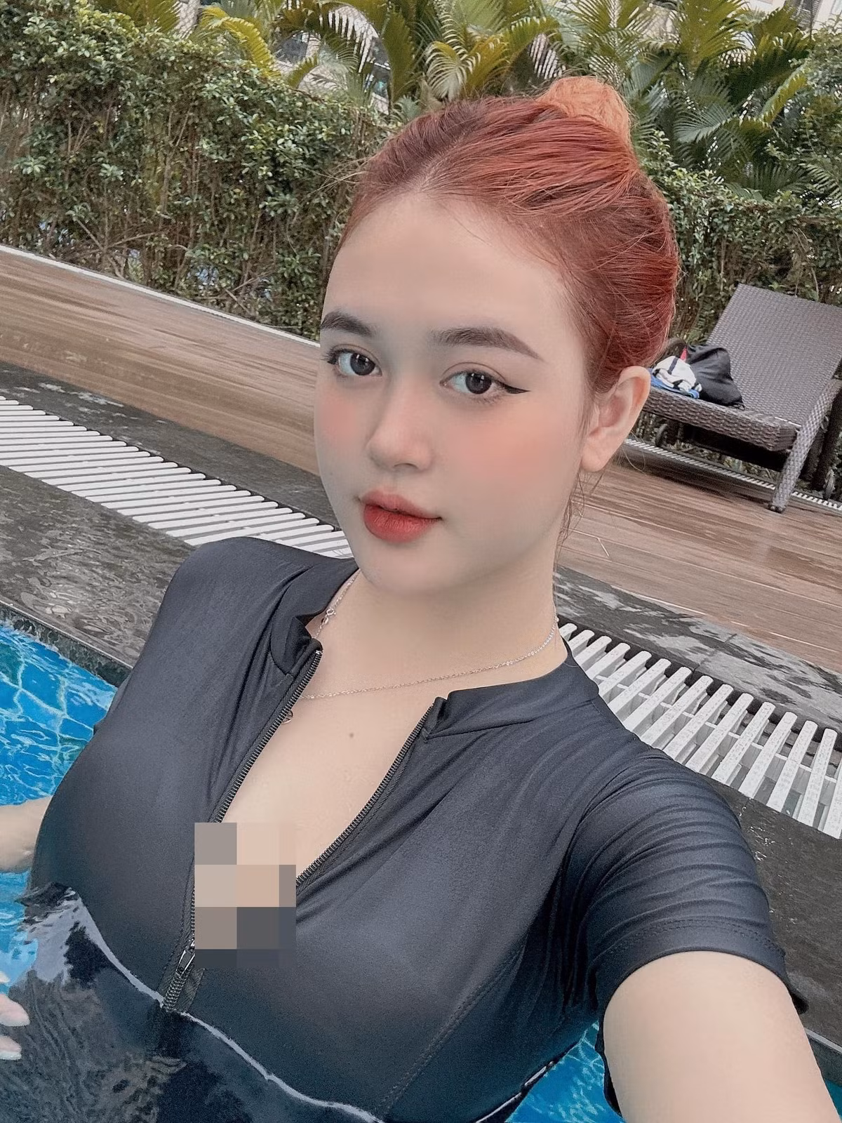 Mới đây, Diễm Quỳnh tiếp tục đăng tải chùm ảnh mặc bikini thả dáng đầy gợi cảm ở bể bơi.