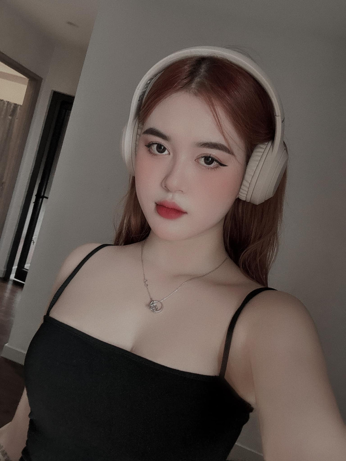 Vợ nam cầu thủ quê Thanh Hóa hiện đang làm trong lĩnh vực thẩm mỹ, làm đẹp.