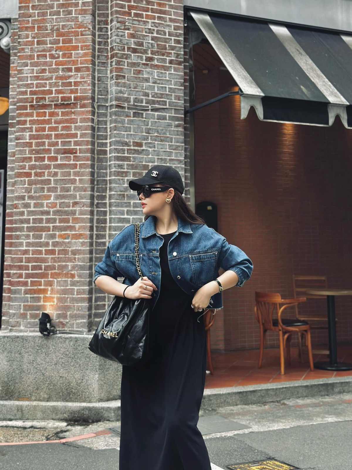 Mới đây, Phanh Lee vừa chia sẻ hình ảnh mới nhất lên mạng xã hội. Người đẹp hiện đang trọng một chuyến du lịch tại Đài Loan bên bạn bè.