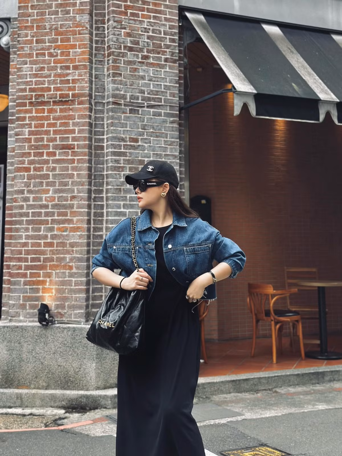 Mới đây, Phanh Lee vừa chia sẻ hình ảnh mới nhất lên mạng xã hội. Người đẹp hiện đang trọng một chuyến du lịch tại Đài Loan bên bạn bè.