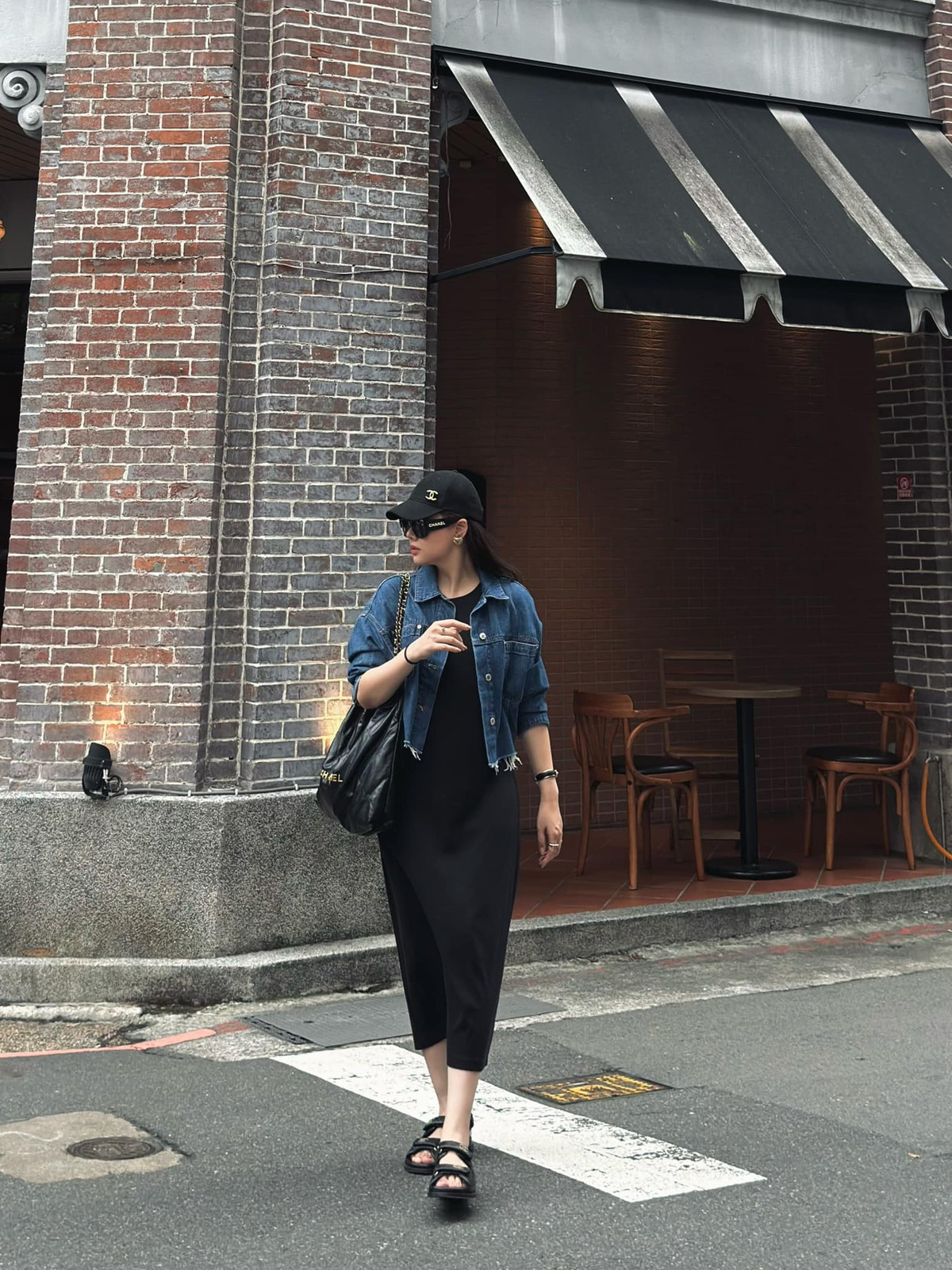 Vì vẫn chưa thể lấy lại vóc dáng, cựu hot girl Phanh Lee diện váy suông không ôm sát cùng áo khoác jeans và đi giày sandal năng động.