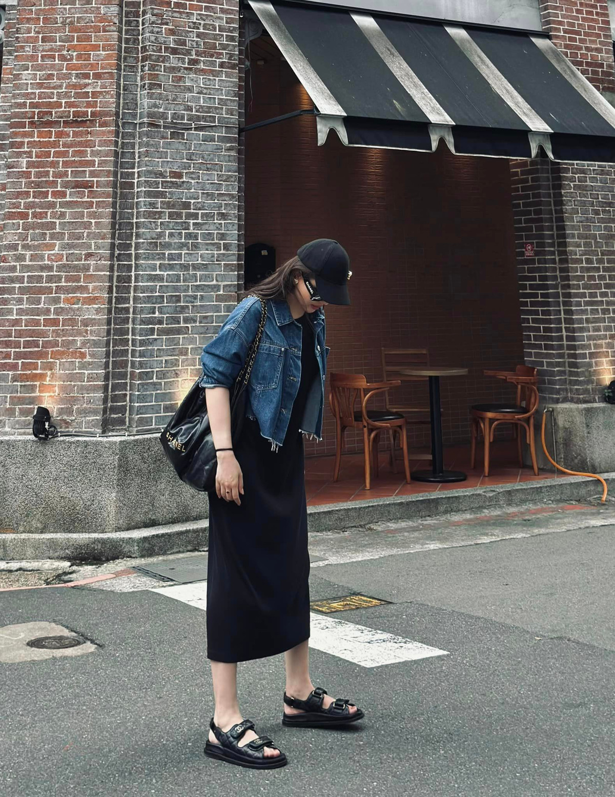 Bên dưới phần bình luận, cư dân mạng để lại nhiều lời khen về cách mix &amp; match thời thượng của nàng dâu hào môn.