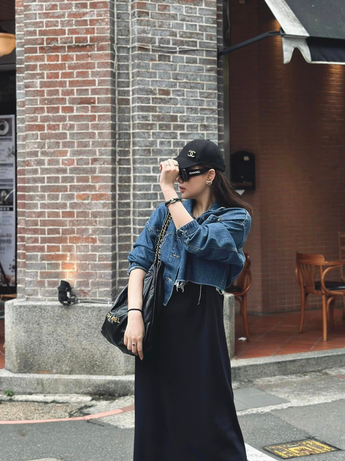 Cô check in trên đường phố với trang phục đơn giản nhưng vẫn rất phong cách và trẻ trung.