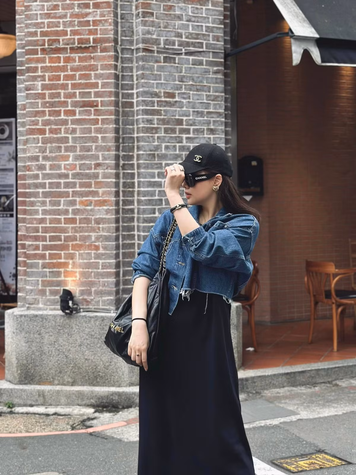Cô check in trên đường phố với trang phục đơn giản nhưng vẫn rất phong cách và trẻ trung.