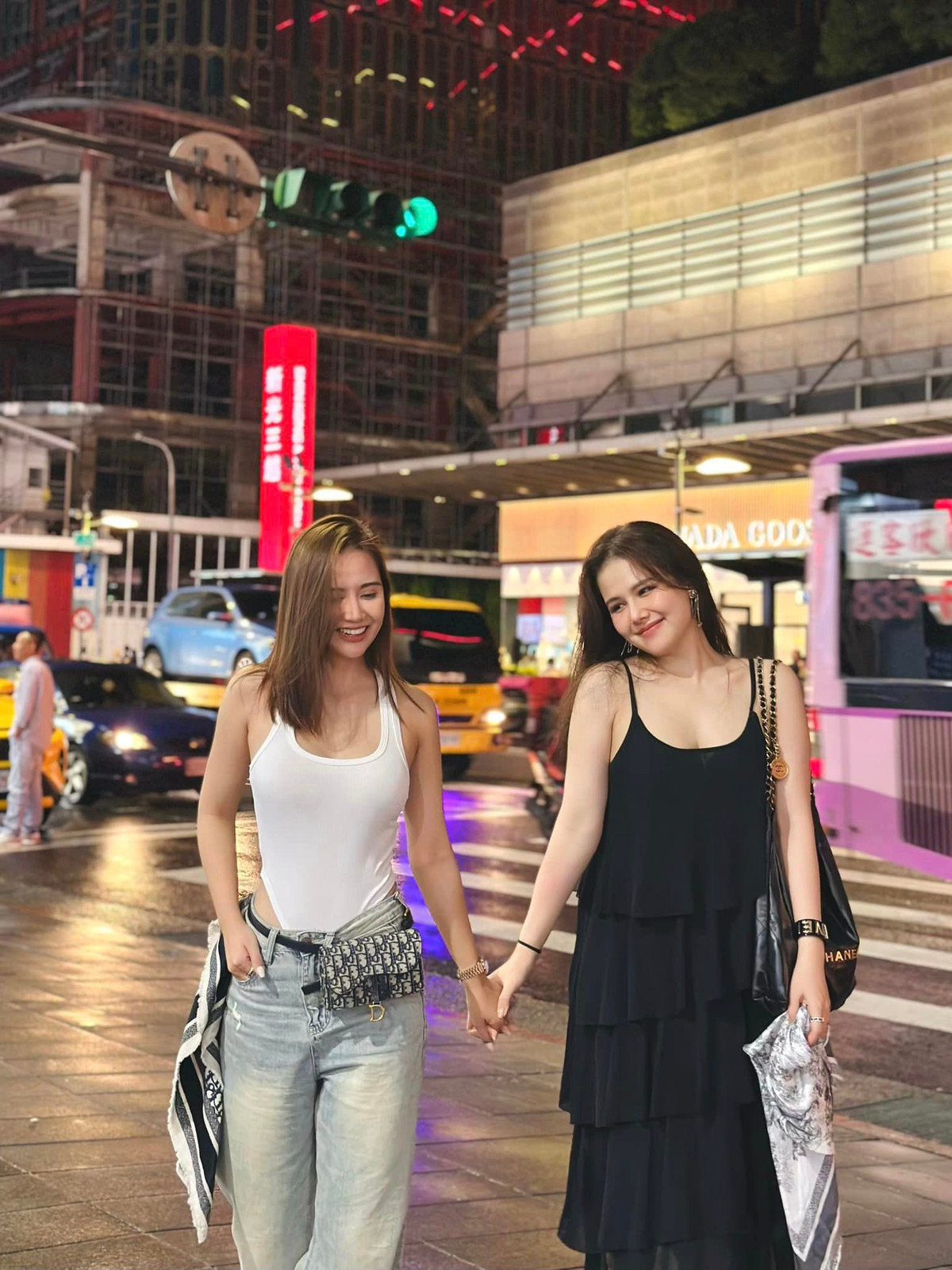 Nếu "bóc giá" đôi dép của bà mẹ bỉm sữa, chắc hẳn khó có ai dám mua. Được biết, đây là mẫu Chanel Dad Sandals Black Caviar có giá dao động từ 1000 - 2000USD.