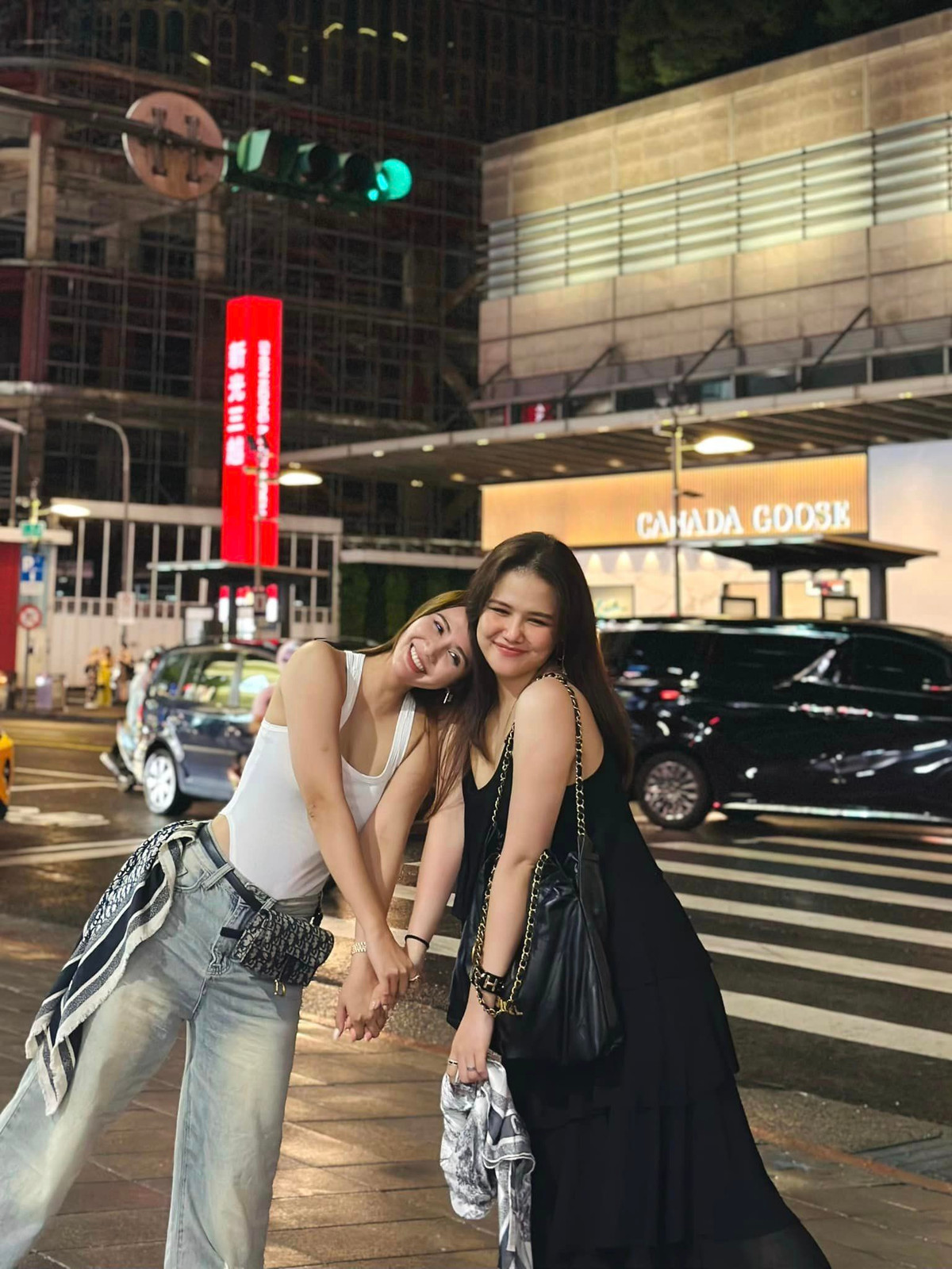 Chưa kể, Phanh Lee còn diện "cả cây" Chanel với chiếc túi Chanel 22 - mẫu túi đang làm mưa làm gió trên thị trường thời trang từ năm 2022 đến nay. Được biết, chiếc túi này có giá thấp nhất khoảng 155 triệu đồng.