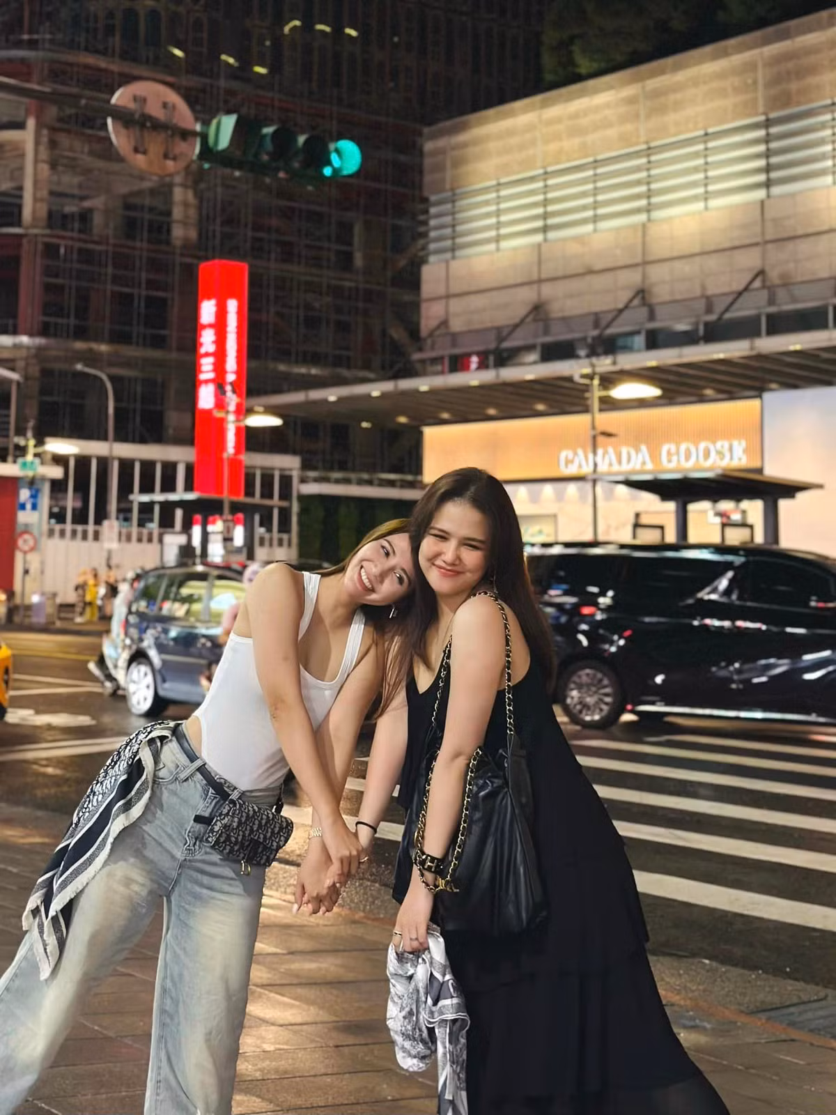 Chưa kể, Phanh Lee còn diện "cả cây" Chanel với chiếc túi Chanel 22 - mẫu túi đang làm mưa làm gió trên thị trường thời trang từ năm 2022 đến nay. Được biết, chiếc túi này có giá thấp nhất khoảng 155 triệu đồng.