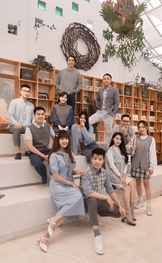 Chơi chung đến tận 10 năm, nhóm bạn này khiến netizen trầm trồ bởi họ cùng nhau đi du lịch, check in ở nhiều địa điểm.