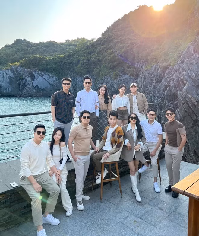 Mọi người bàn bạc từ quần áo đi chơi, concept chụp ảnh, phương tiện di chuyển, giờ giấc vui chơi, ăn nghỉ.