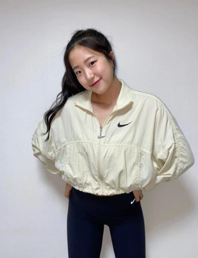 Được biết, cha của Shin Yu-bin cho con gái chơi bóng bàn từ năm 3 tuổi và sớm đã định hướng cho Yu-bin trở thành một vận động viên bóng bàn chuyên nghiệp.