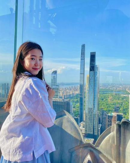 Ngoài tài năng bóng bàn, cô được chú ý bởi nét hồn nhiên, trong sáng trên gương mặt.