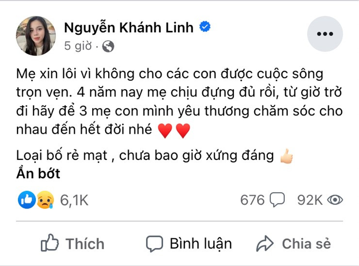 Cụ thể, vợ trung vệ Bùi Tiến Dũng chia sẻ: "Mẹ xin lỗi vì không thể mang đến cho các con một cuộc sống trọn vẹn. Trong suốt 4 năm qua, mẹ đã chịu đựng đủ rồi. Từ bây giờ, hãy để 3 mẹ con của chúng ta yêu thương và chăm sóc lẫn nhau cho đến cuối đời. Loại bố rẻ mạt, chưa bao giờ xứng đáng". Dòng trạng thái này nhanh chóng khiến người hâm bất ngờ đi kèm sự tò mò, không hiểu chuyện gì đang xảy ra với cô nàng. Ảnh: Chụp màn hình