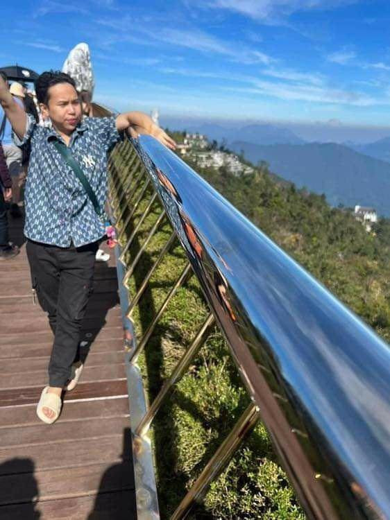 Thêm một pha "vê nét" thật đáng trách của người bạn thân khi được nhờ chụp ảnh.