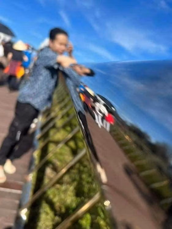 Cũng có ý tưởng lấy chiều sâu cho bức ảnh sống ảo nhưng điểm nét nó lạ lắm.